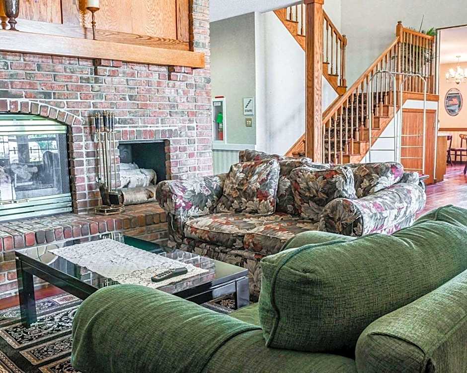 Econo Lodge & Suites Grand Rapids Airport