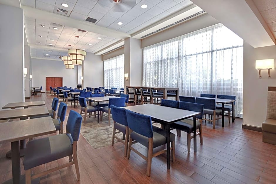 Hampton Inn & Suites Alexandria Old Town Area South