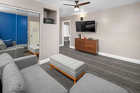 Deluxe King Suite