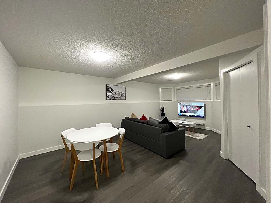 Cozy 3 beds Suite Near Calgary Airport Sleeps 6