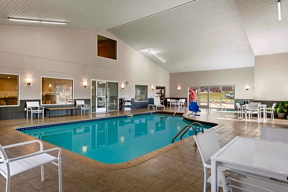 Country Inn & Suites by Radisson, Platteville, WI