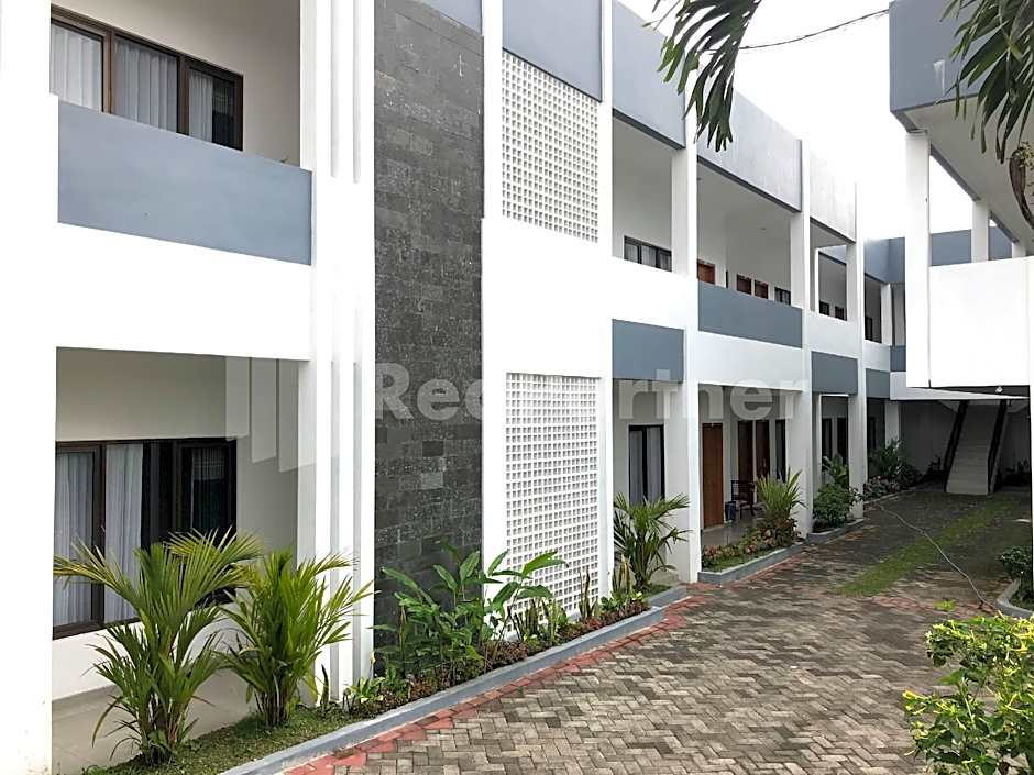 Hotel D88 Mitra RedDoorz near Santera Flower Garden