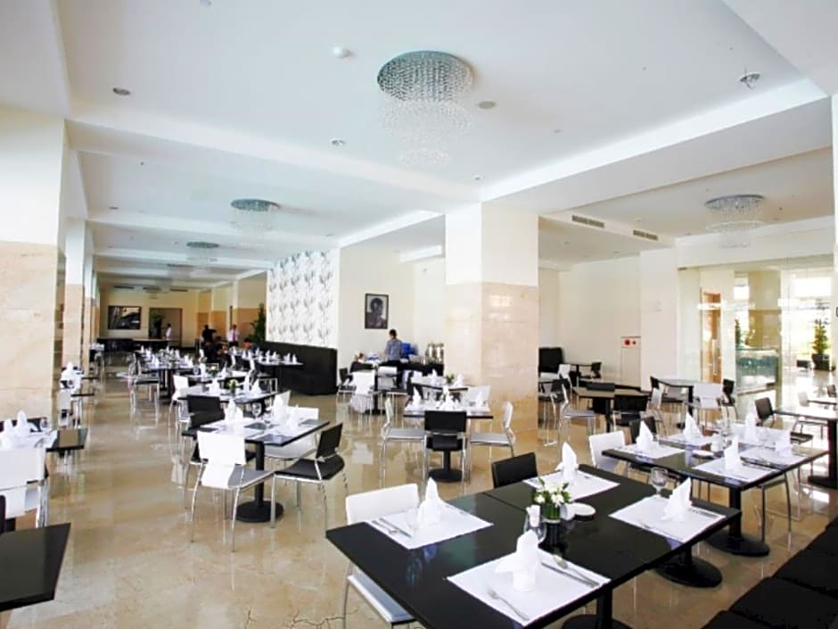 Sintesa Peninsula Hotel