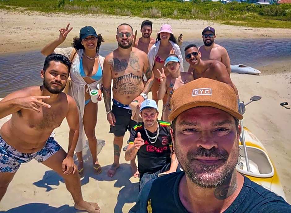 Gênesis Beach Hostel! Quartos compartilhados e privativos na Pinheira