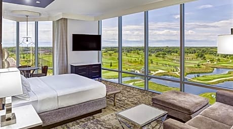 Promenade Tower King Suite