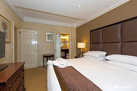 Deluxe One Bedroom Suite Non Smoking