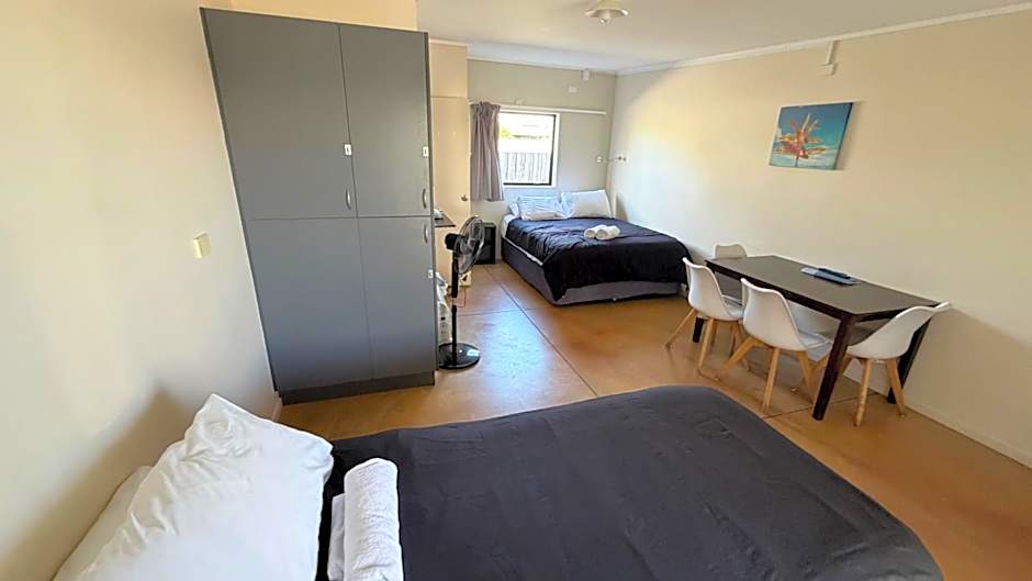 Beachcomber Lodge & Backpacker
