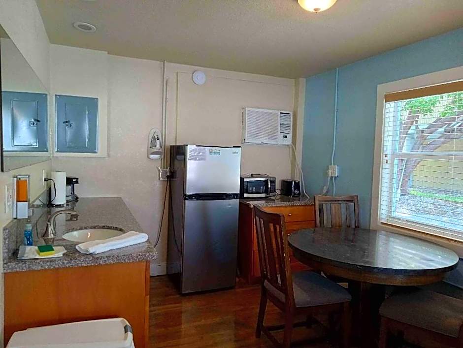 Captain Pips at Knights Key Inn