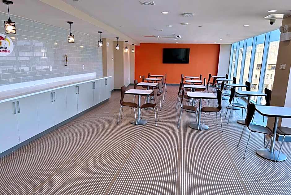 Super 8 by Wyndham Bronx Near Stadium