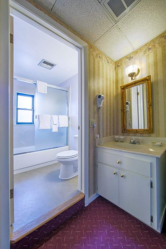 Historic Cary House Hotel