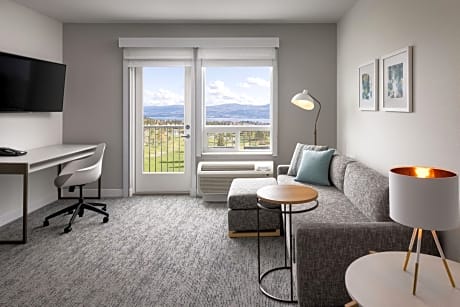 1 Bedroom Suite, 1 Queen, Sofa bed, Lake view, Balcony