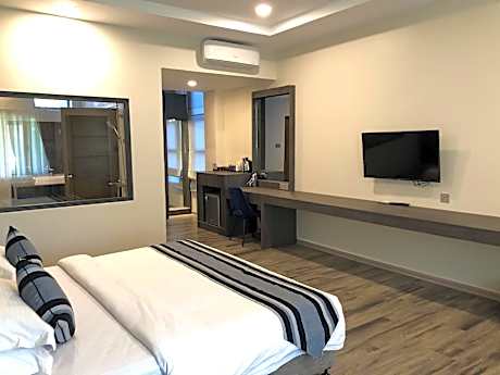 Deluxe Room Pool View