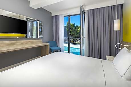 standard room pool view