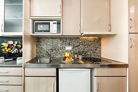 CAPACITY 2/4 BEACH AVENUE