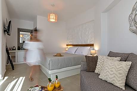 Deluxe  Suite with with Pool View and Outdoor Hot Tub