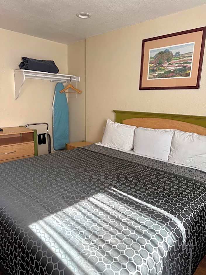 Castaway Motel
