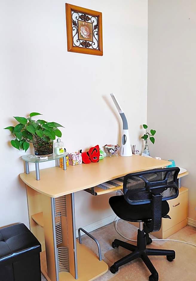 Helen's House / Close to Skytrain and Airport