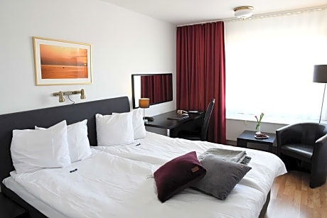 2 SINGLE BEDS,NSMK,CITYVW,HISPD,CABLTV,FLSCTV,FULL BREAKFAST