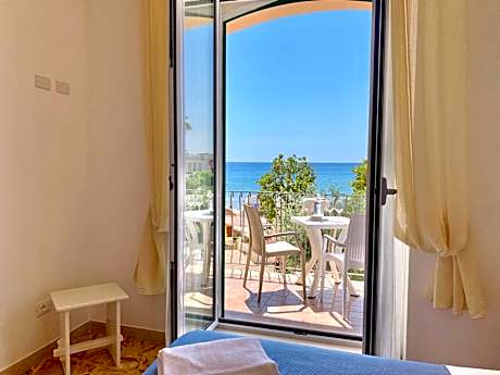 Triple Room with Sea View