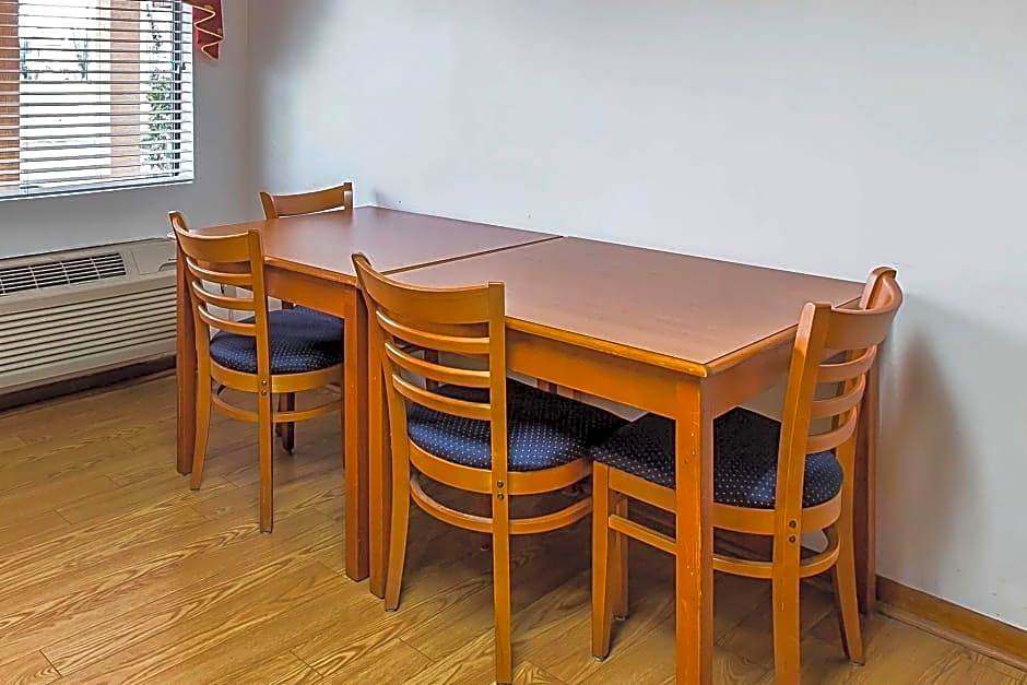 Econo Lodge Inn & Suites