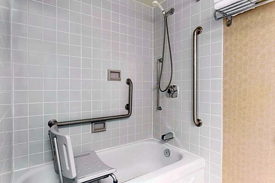 Travelodge by Wyndham Owen Sound ON