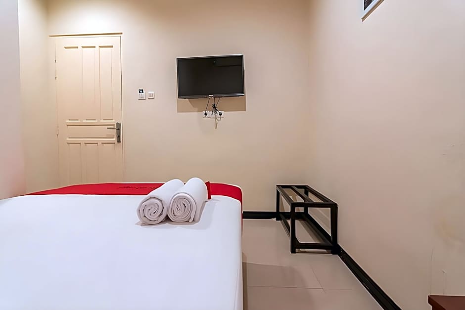 RedDoorz @ H. Agus Salim Street Pontianak