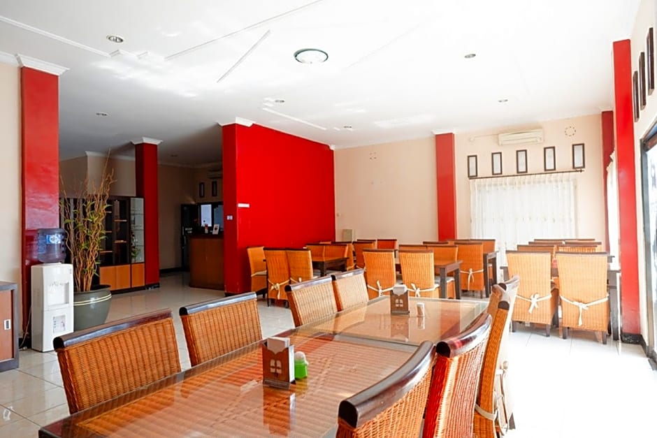 RedDoorz Plus near Stadion Wijaya Kusuma