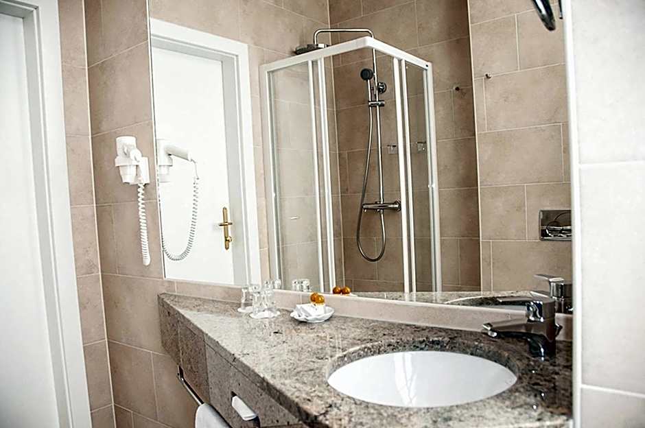 Pension Opera Suites I Self Check In I AC in all rooms
