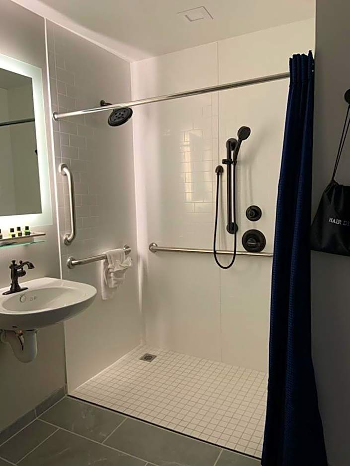 BLU-Tique, Akron, a Tribute Portfolio Hotel