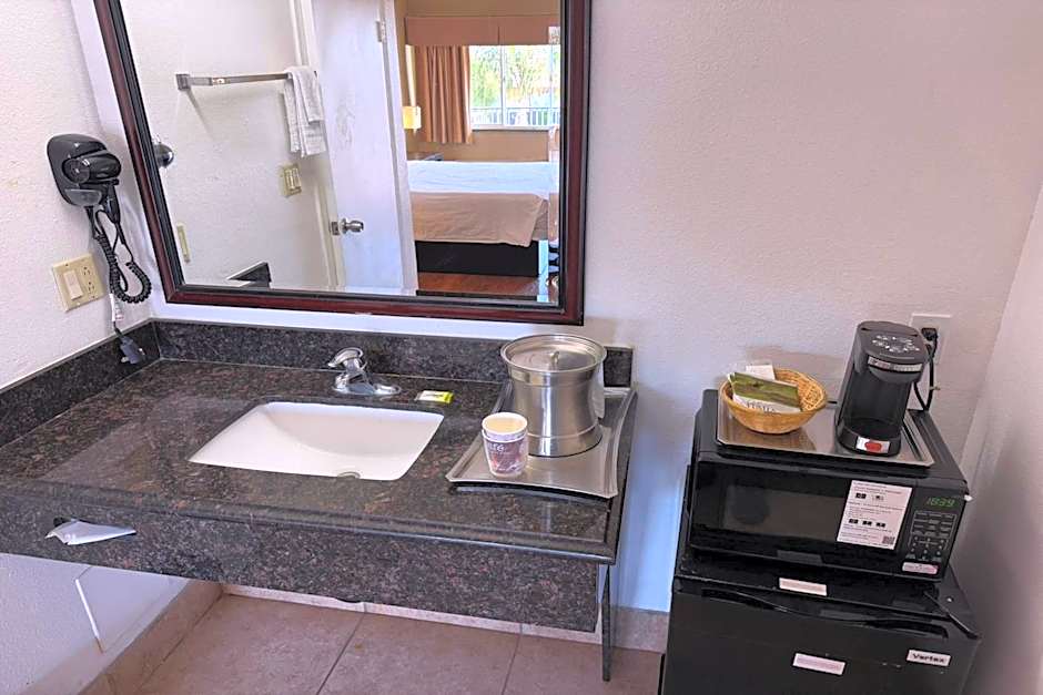 Travelodge by Wyndham Hemet CA