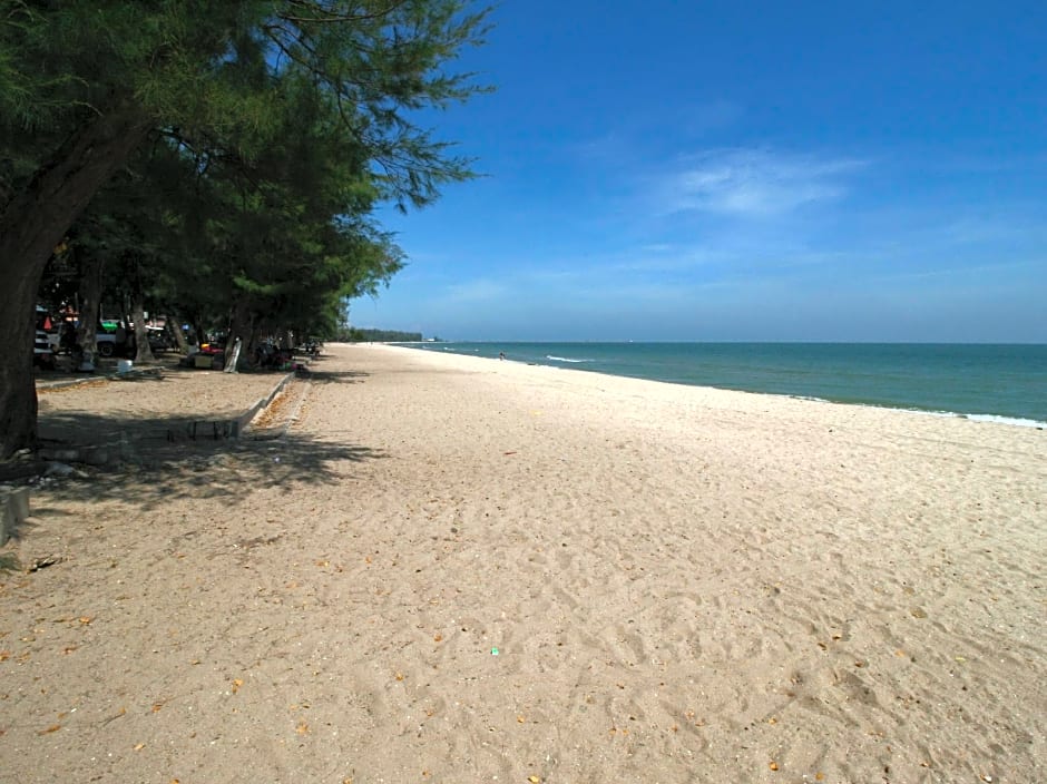 Beachfront Hotel Cha Am