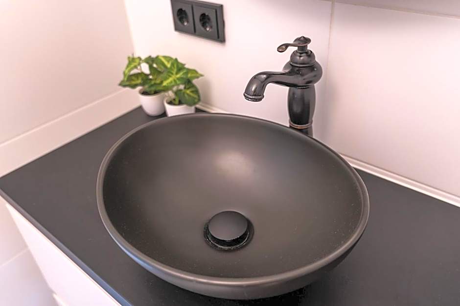 Breda Apartment w Kitchen & Private Bathroom 2p