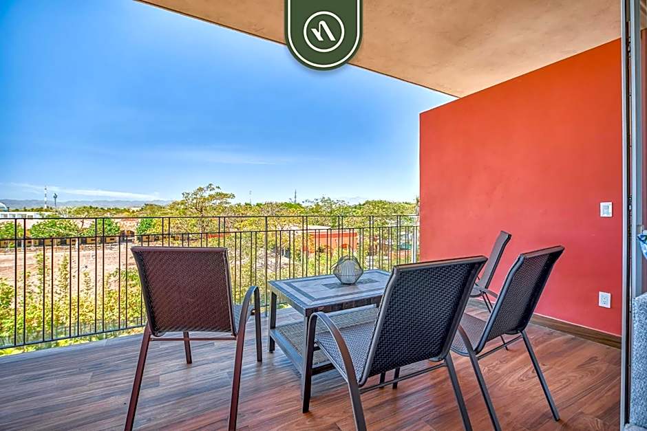 Cozy Apt with Private Terrace - Rooftop Pool