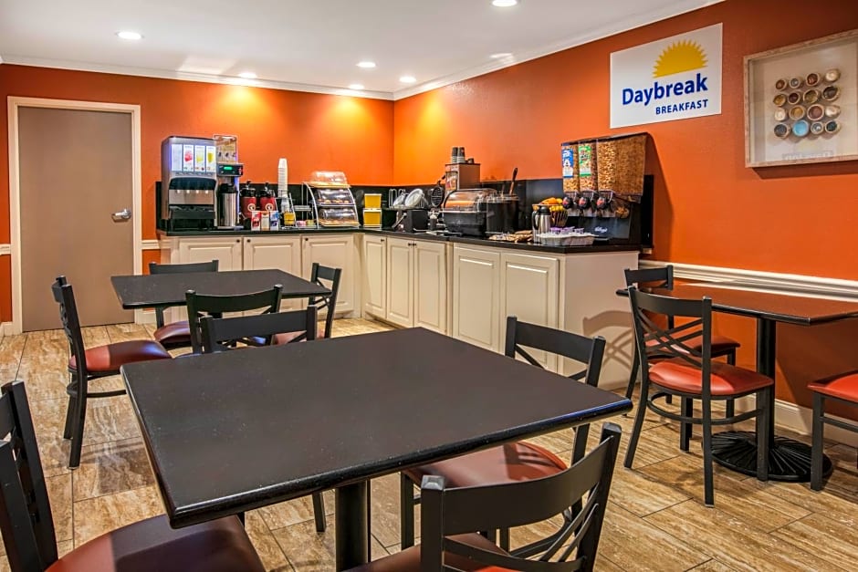 Days Inn & Suites by Wyndham Florence/Jackson Area