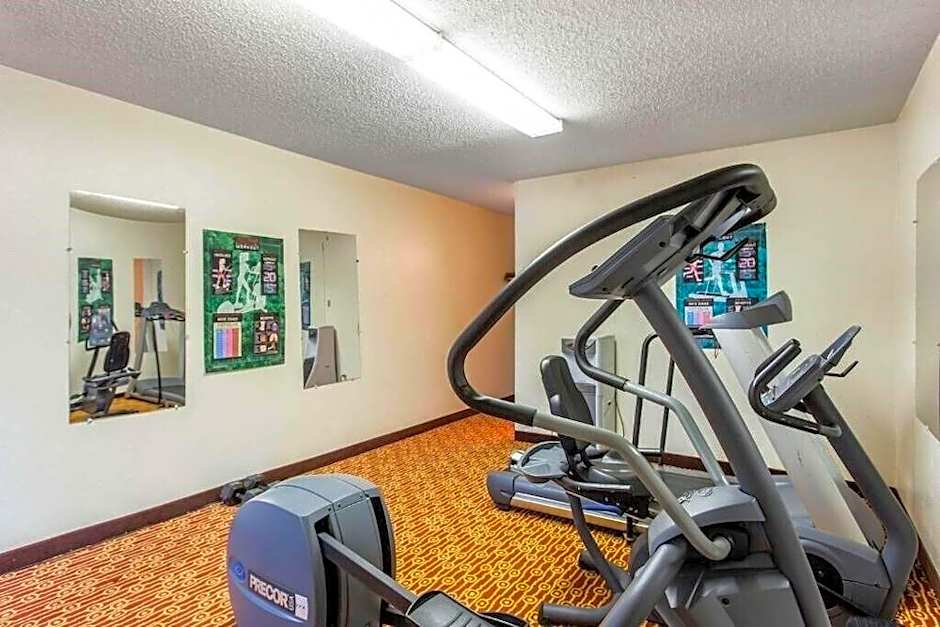 Econo Lodge Inn & Suites Airport