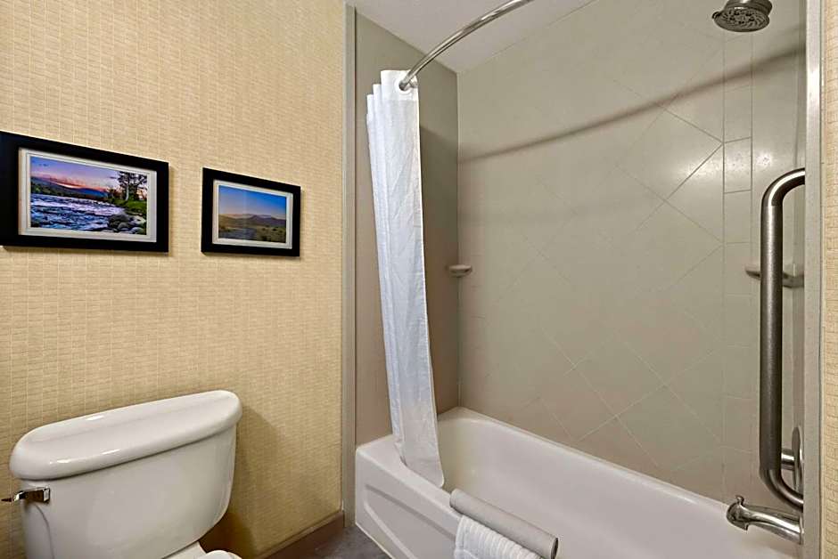 Comfort Inn & Suites Airport Convention Center