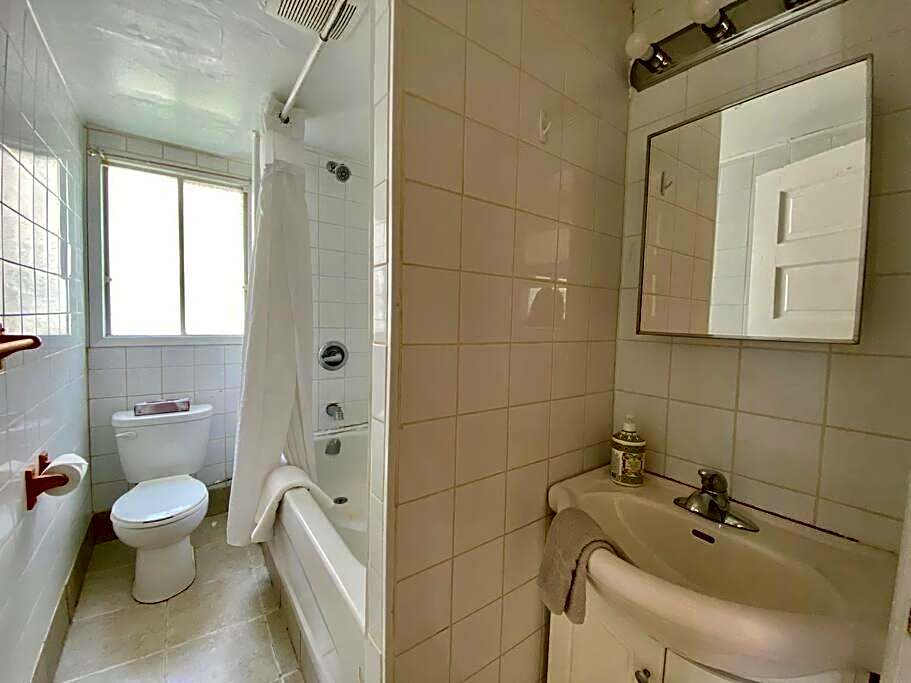 Cozy 2-BDRM, Mid Floor, Backyard