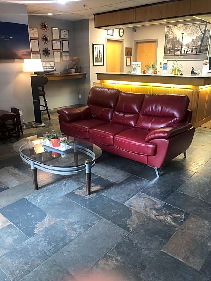 Days Inn by Wyndham Hinton