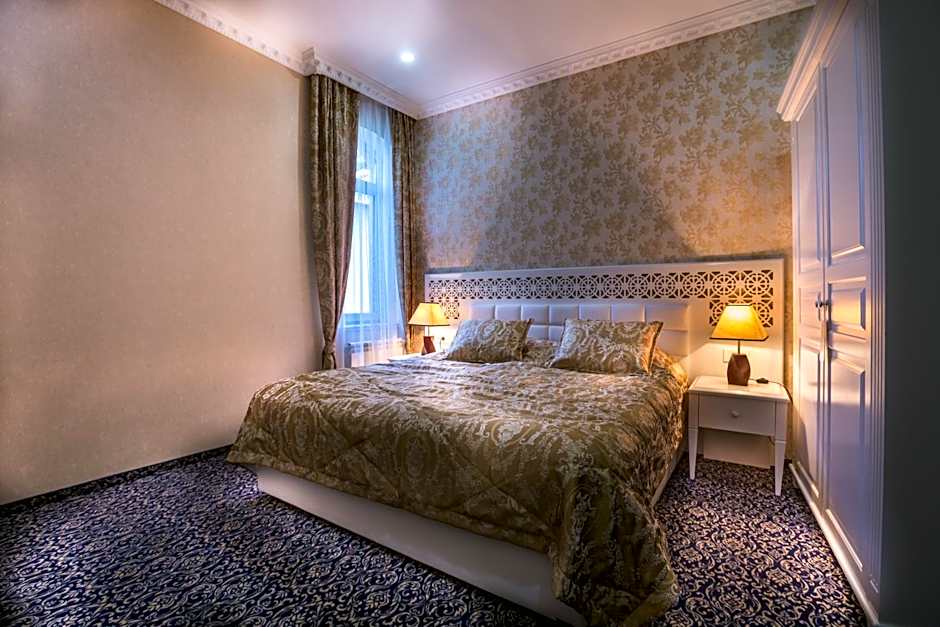 Premier Old Gates Hotel