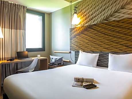 Standard room with a double bed