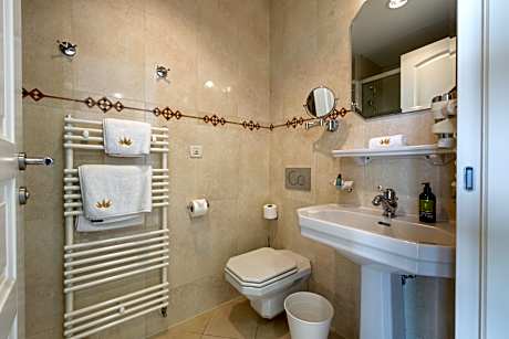 DELUXE KING SUITE WITH SEA VIEW & BALCONY