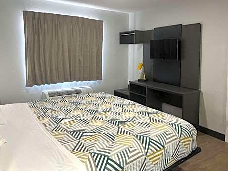 1 King Bed | Suite, Non-Smoking, Micfridge