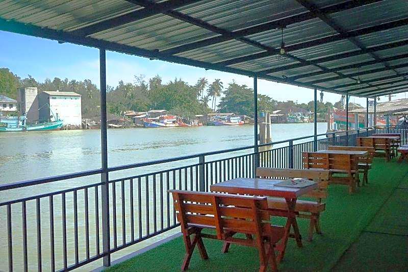 Chaiyai River Front Hotel