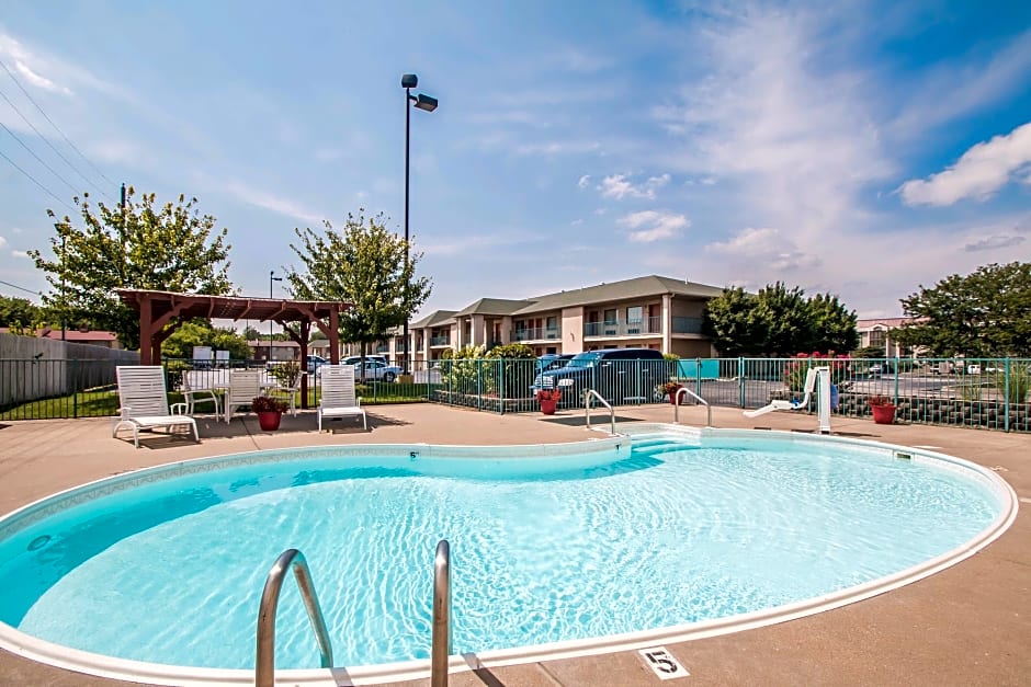 Econo Lodge Inn & Suites Branson Shepherd of the Hills Expy