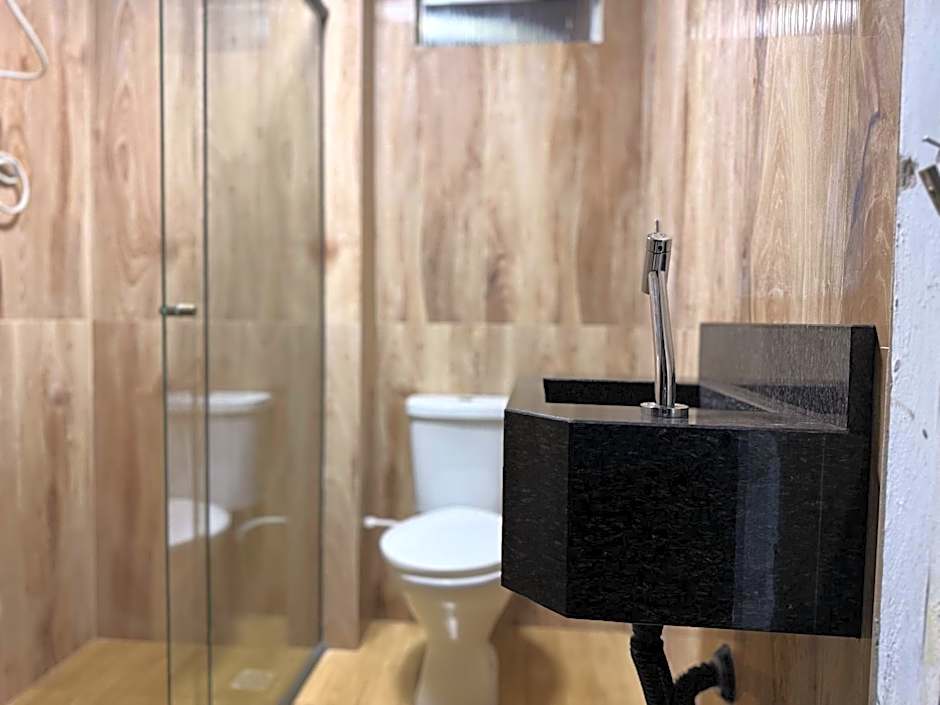 Studio com quarto e banheiro em frente ao Parque do Lago Acomoda até 2 pessoas 1 cama