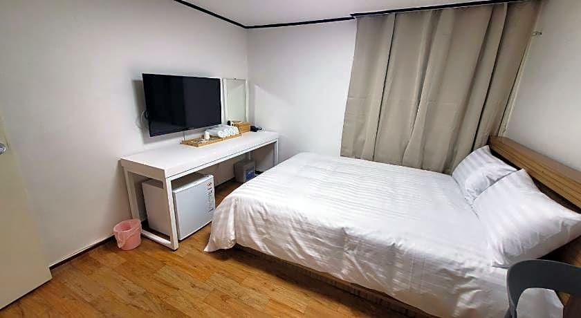 The Oakra Hotel