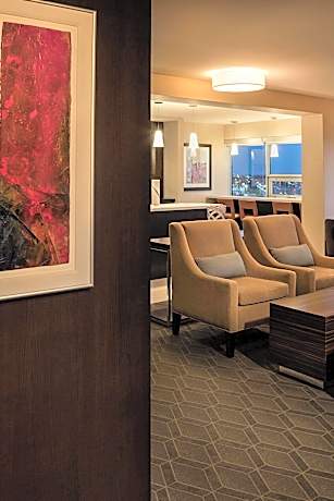 Deluxe Room, 1 King Bed (Guest, Club lounge access)