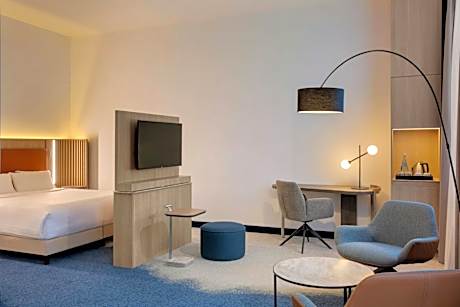 Superior Room, Guest Room, 1 King, Lloyd Building