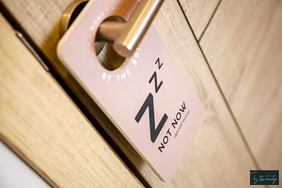 Home by the Bridge Hotel