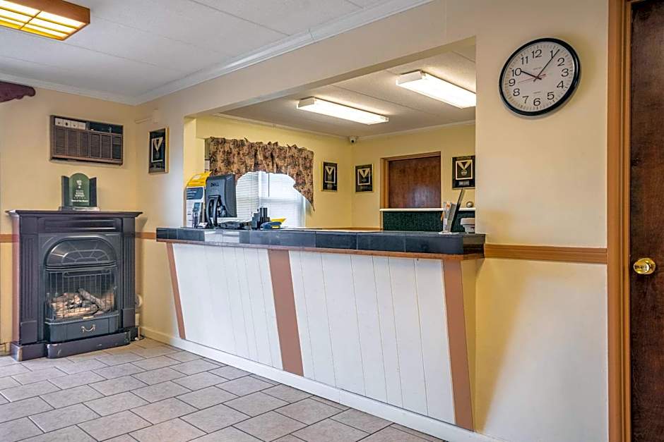Econo Lodge Inn & Suites Windsor Locks Bradley Airport